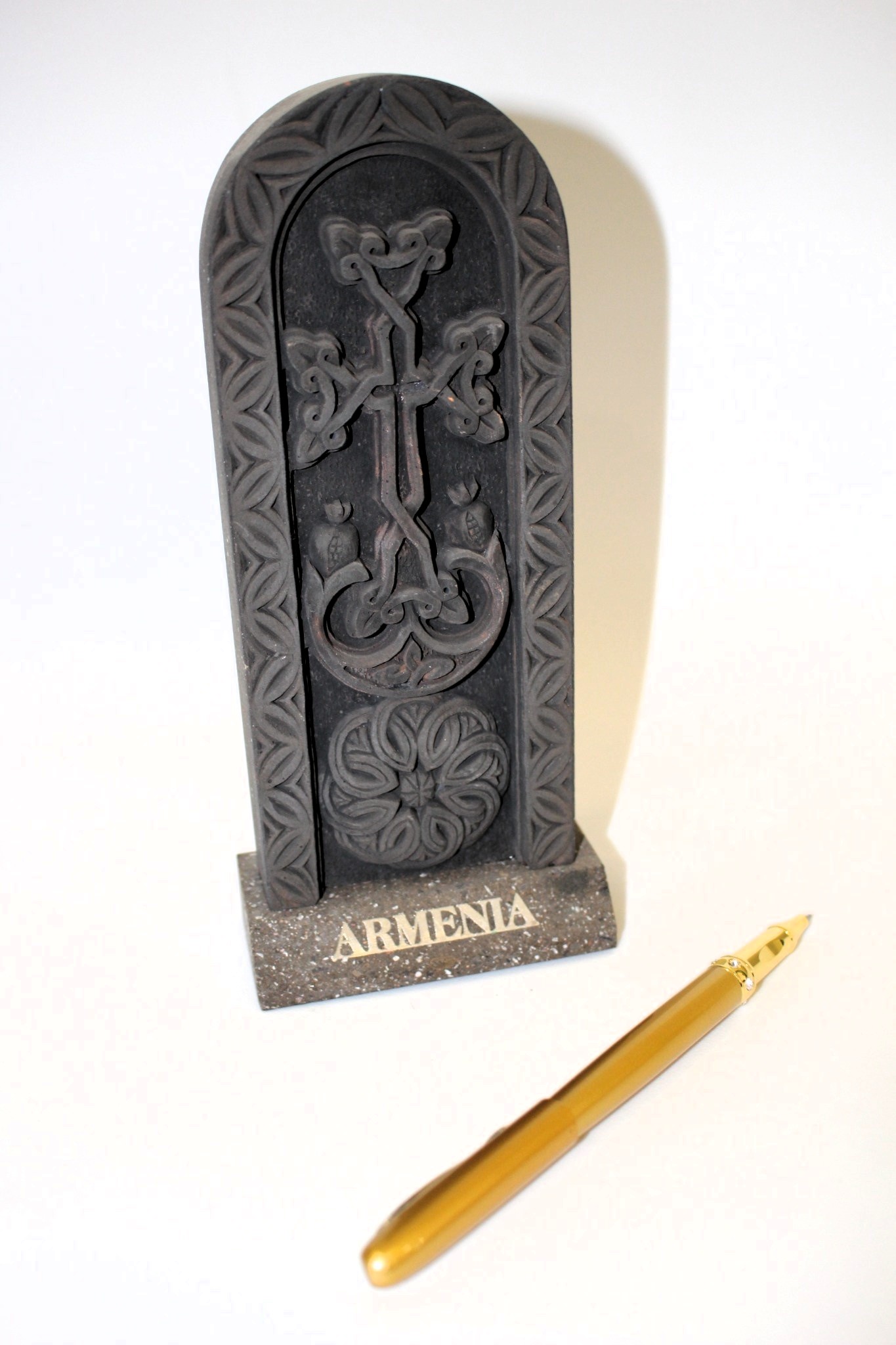 Քարե խաչքար՝ «ARMENIA» գրությամբ