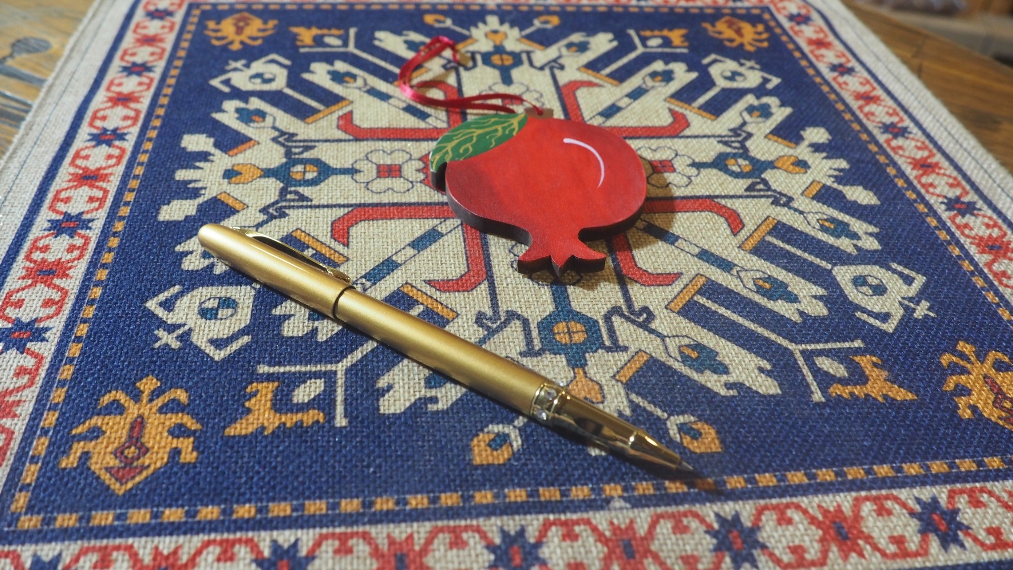 Փայտե նռան կախազարդ՝ կարմիր տոնով