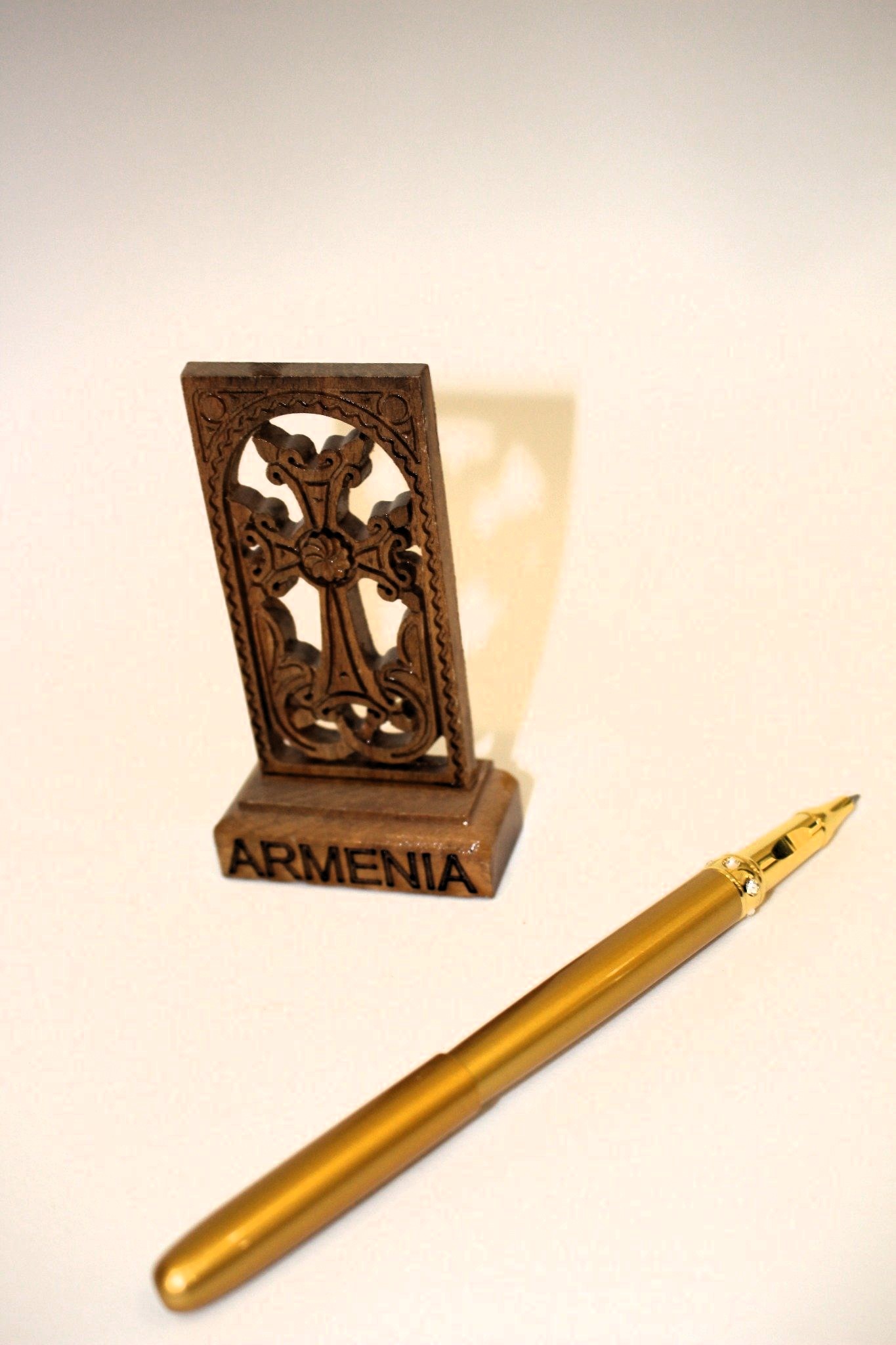 Փայտե խաչ՝ «ARMENIA» գրությամբ