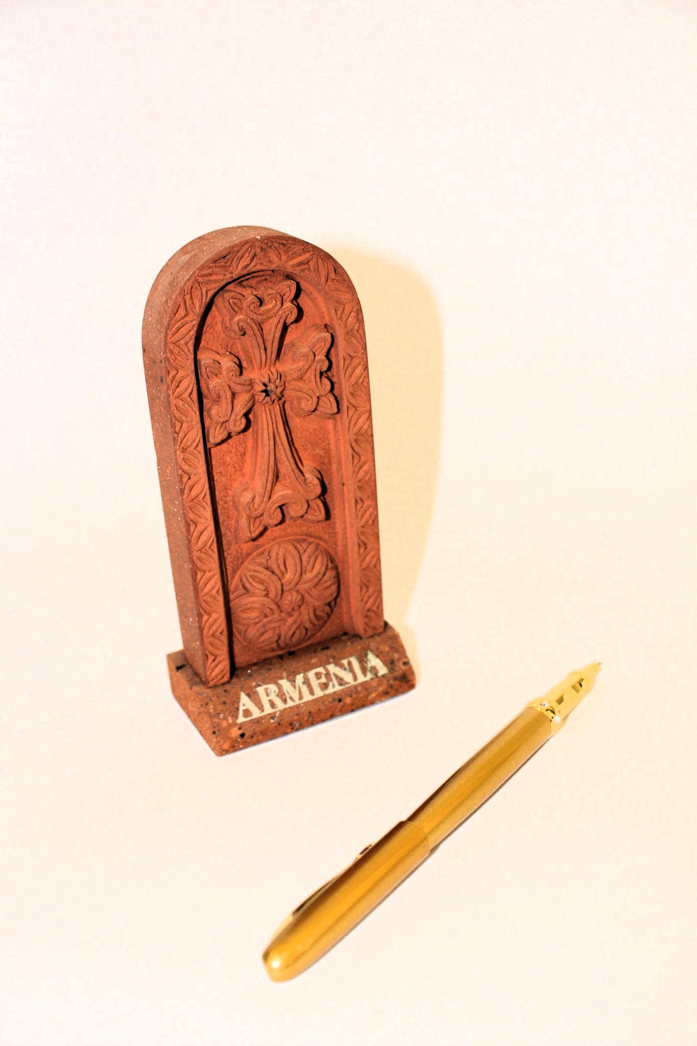 Կարմիր քարե խաչքար՝ «ARMENIA» գրությամբ