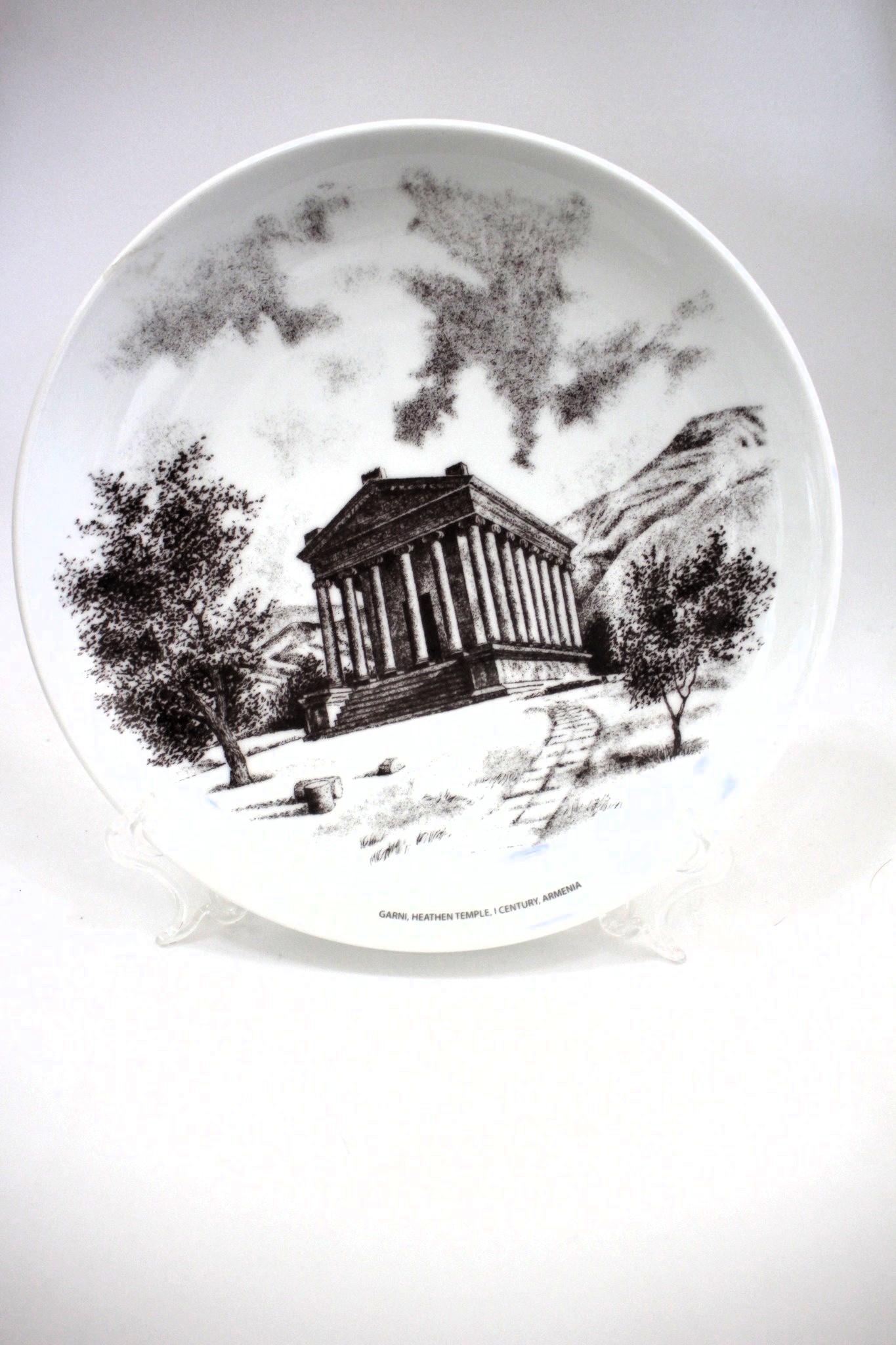 Կերամիկական ափսե՝ Գառնիի հեթանոսական տաճարի պատկերով