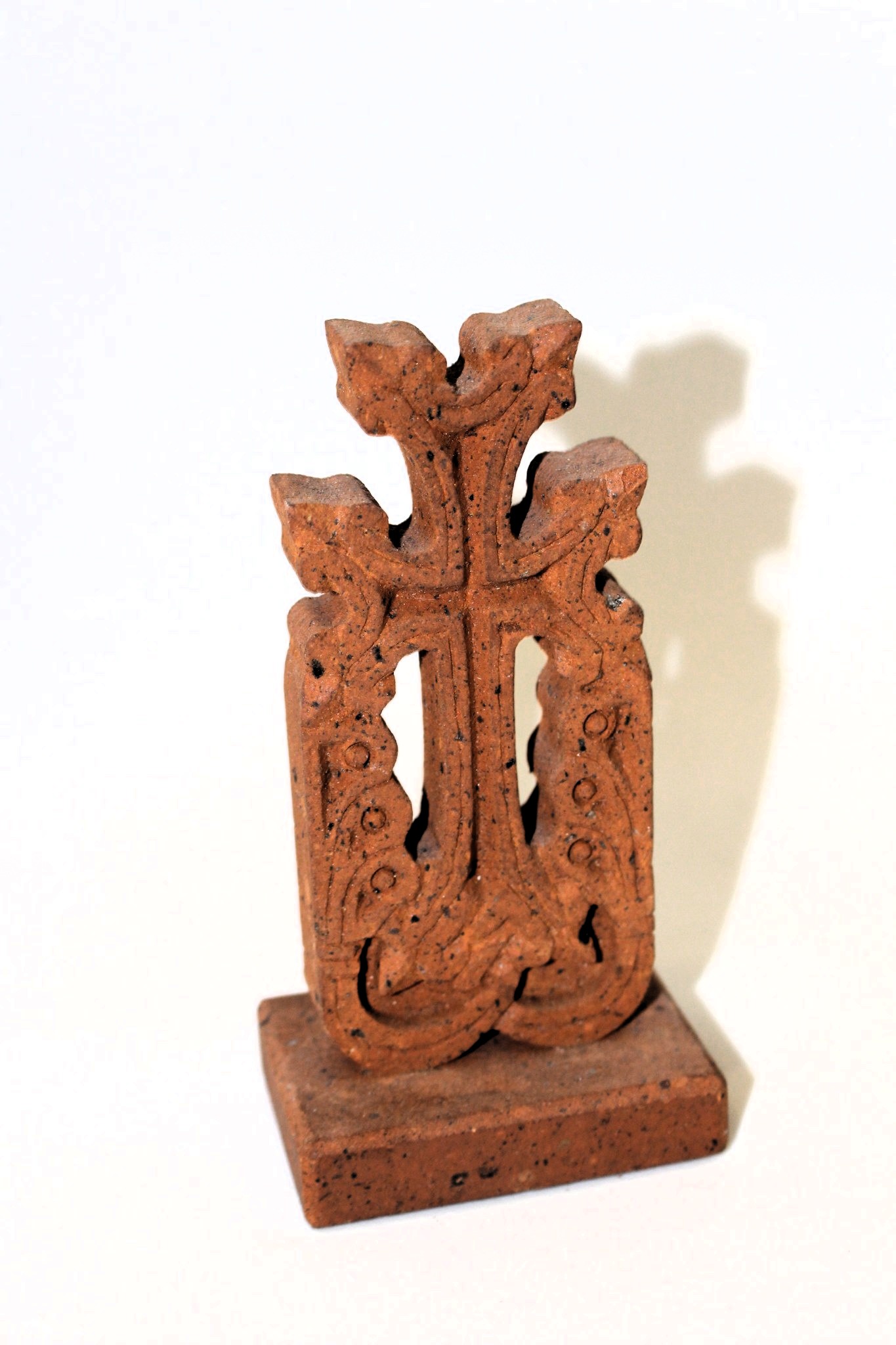 Բաց փորագրված կարմիր քարե խաչքար
