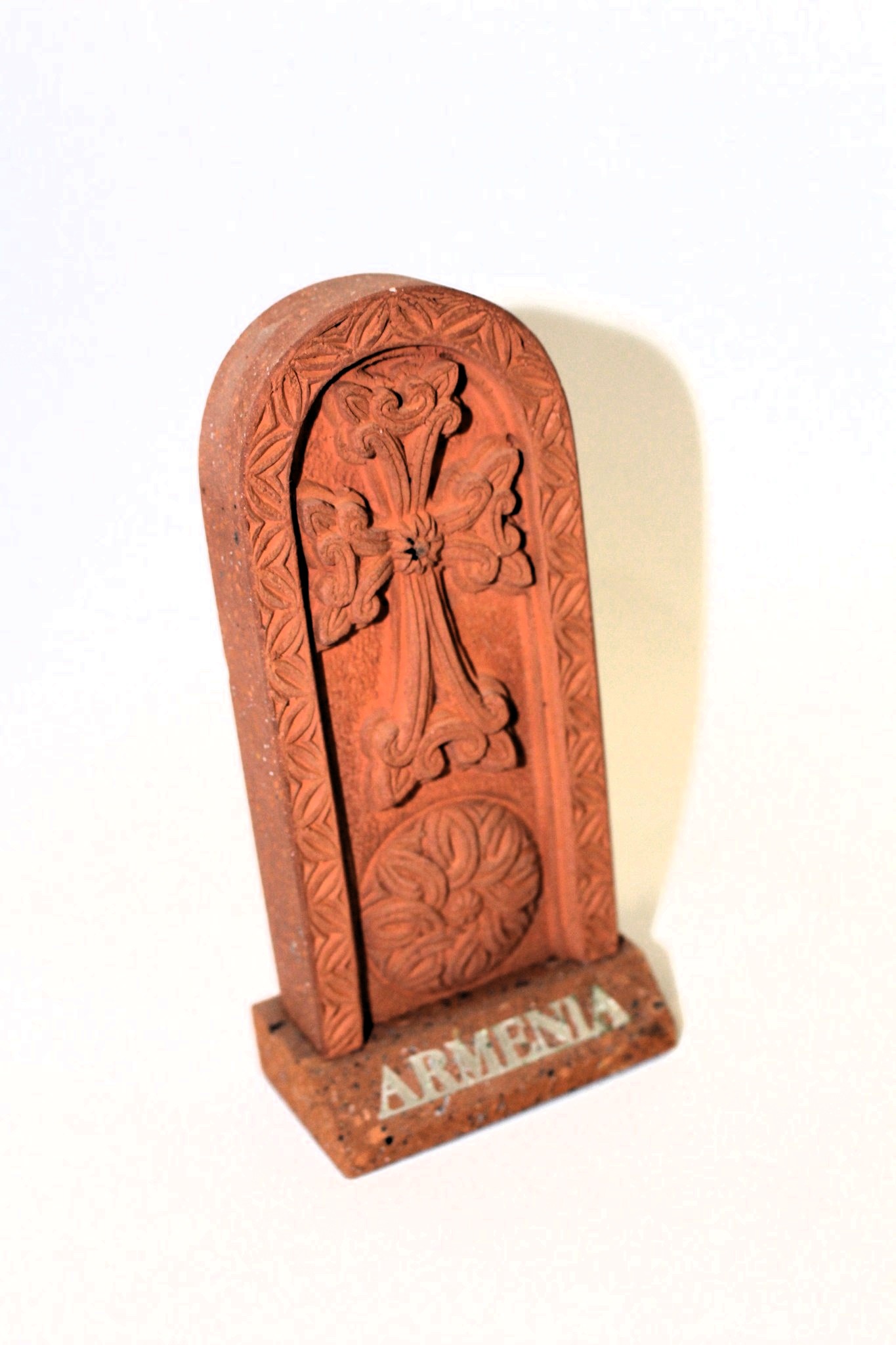 Կարմիր քարե խաչքար՝ «ARMENIA» գրությամբ