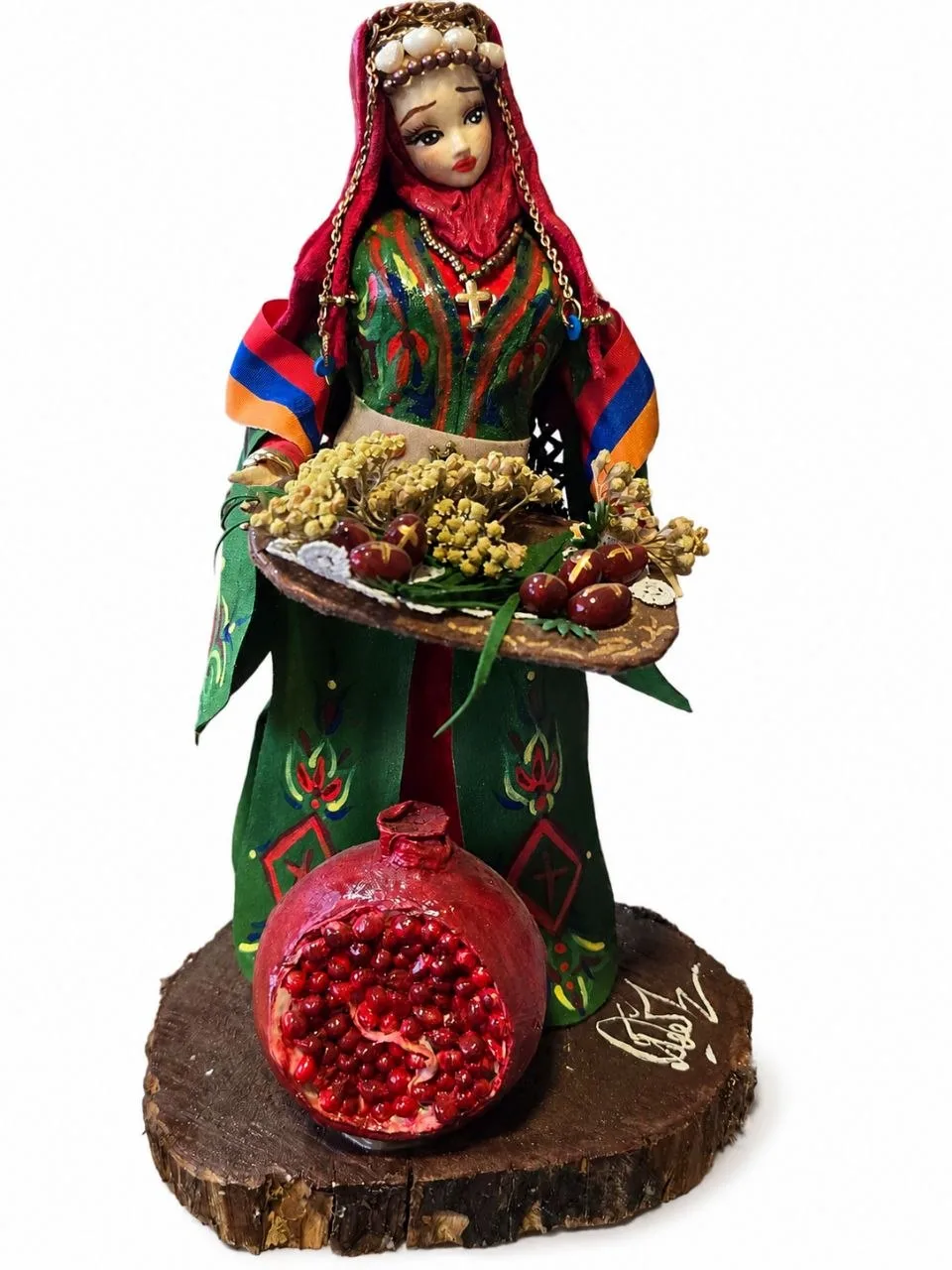 Հայուհի՝ նռան խորհրդանիշով (ձեռագործ դեկորատիվ տիկնիկ)
