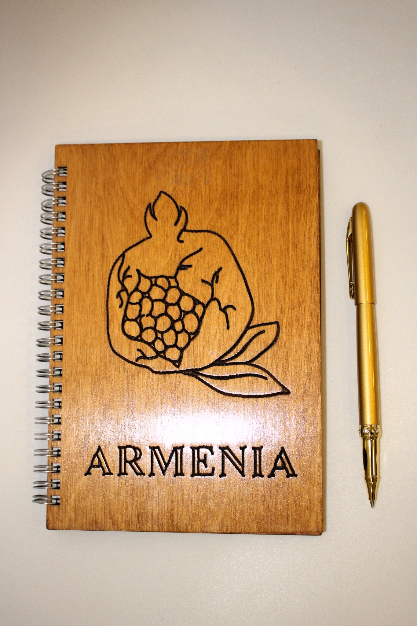 Ձեռագործ փայտե նոթատետր՝ նռան զարդանկարով