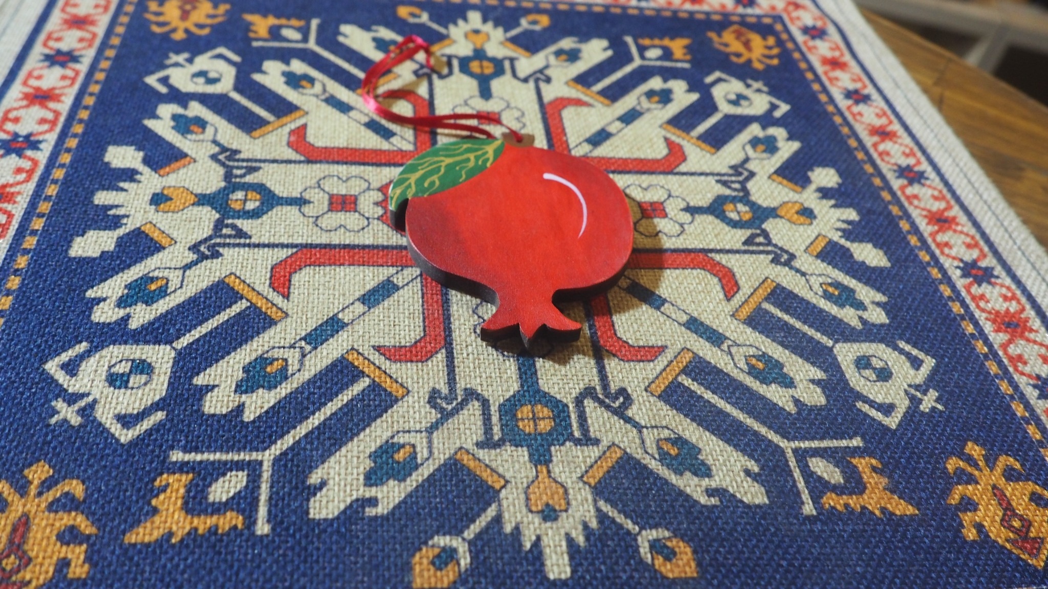 Փայտե նռան կախազարդ՝ կարմիր տոնով