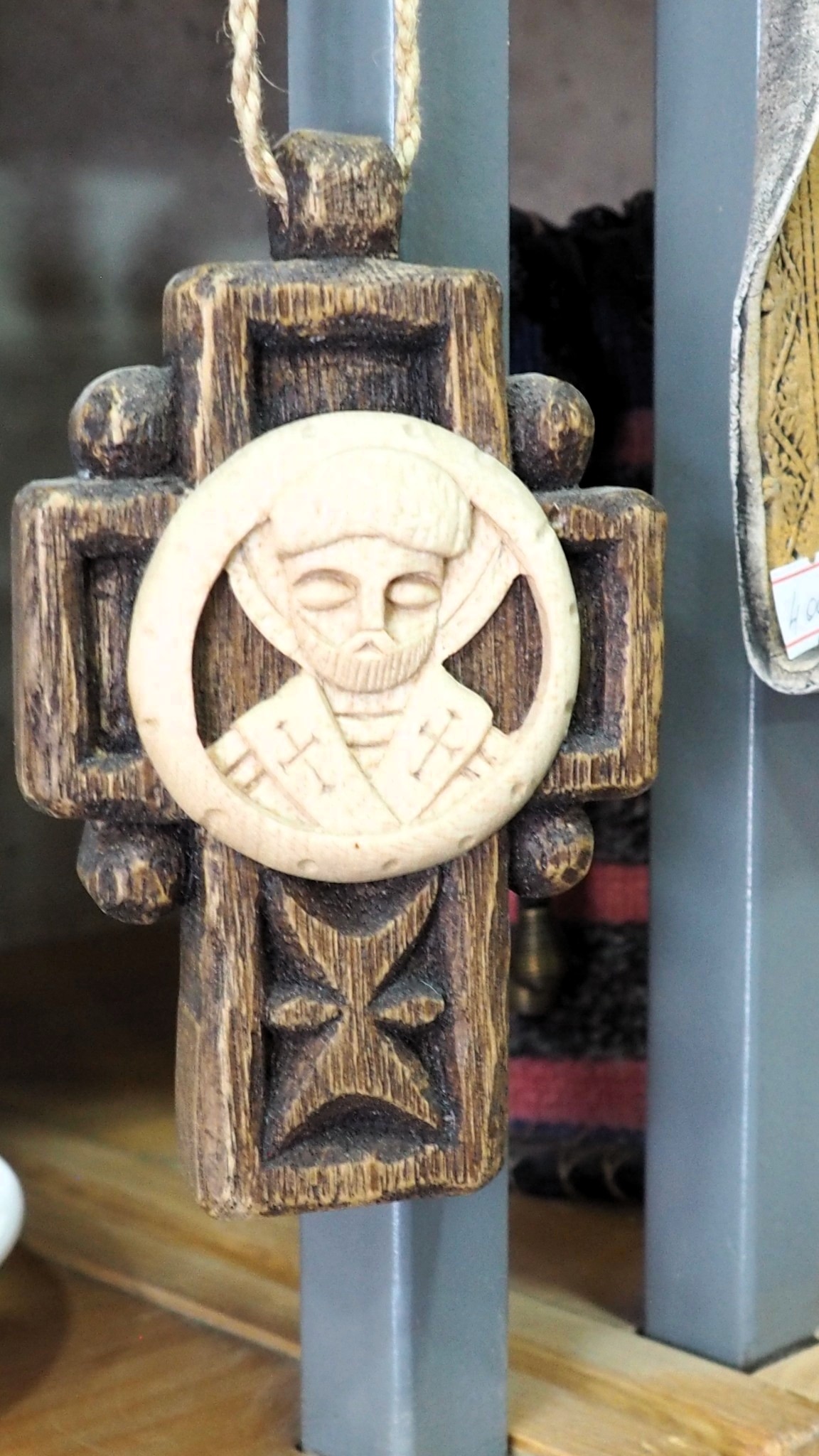Փայտե խաչ՝ սրբի պատկերով