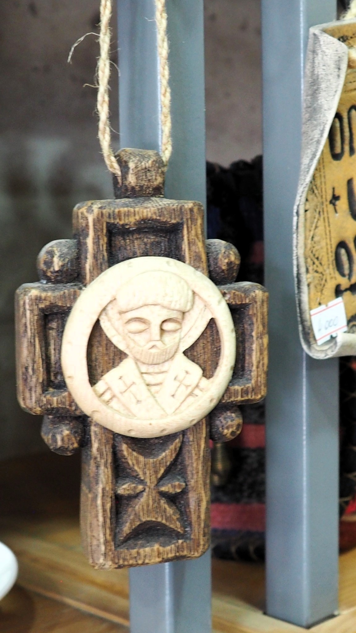 Փայտե խաչ՝ սրբի պատկերով
