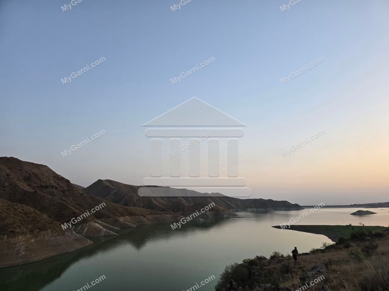 Ազատ ջրամբարը մայրամուտին