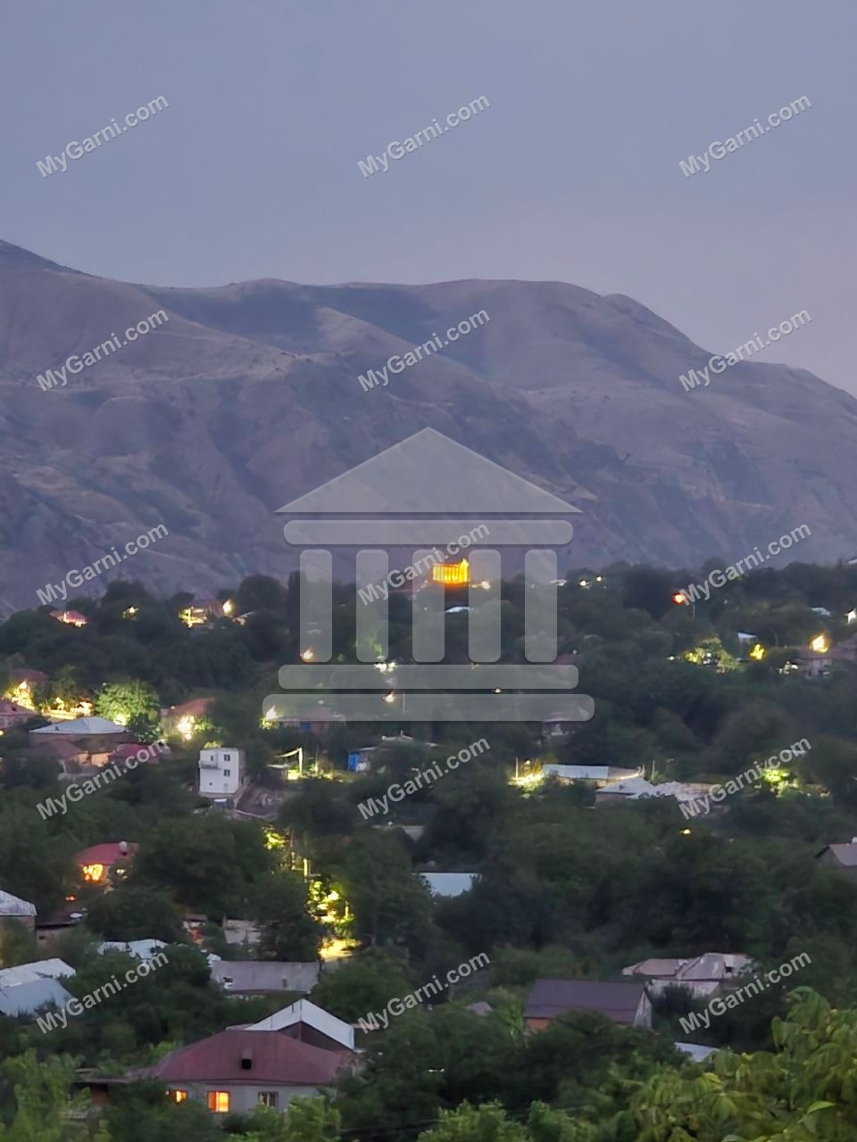 Գառնիի գիշերային տեսարանը՝ լուսավորված տաճարով