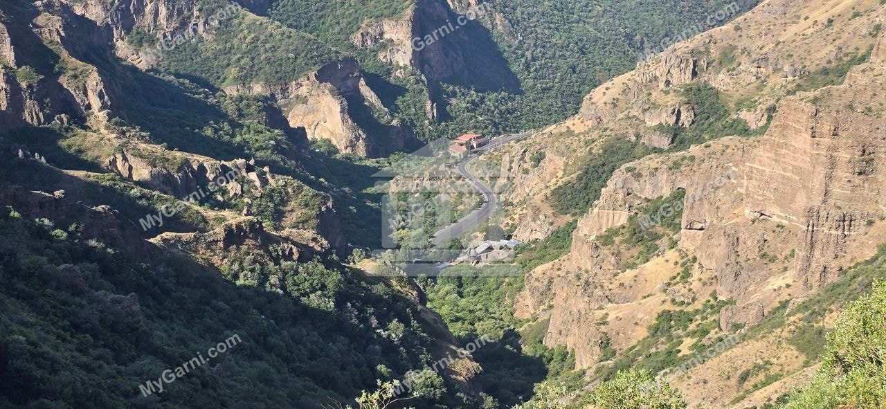 «Գեղարդավանքի ճանապարհը, հեռվում վանական համալիրը»