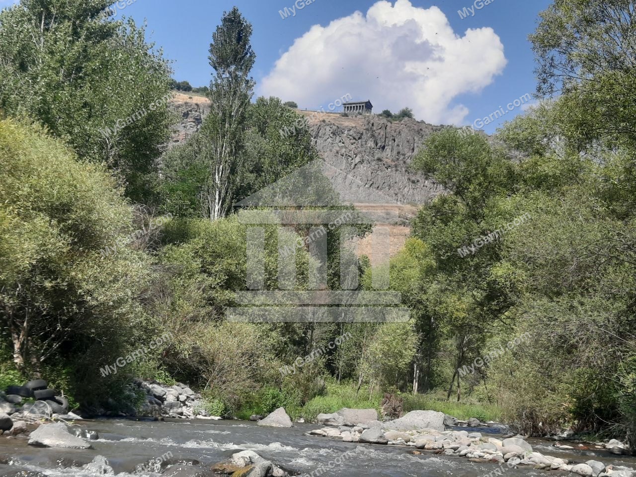 «Գառնիի տաճարը Ազատ գետի ափից»