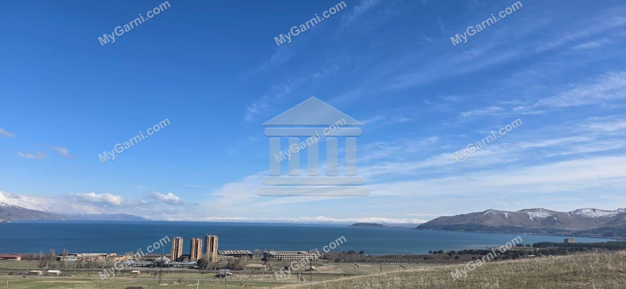 Սևանա լիճը՝ լեռների ֆոնին