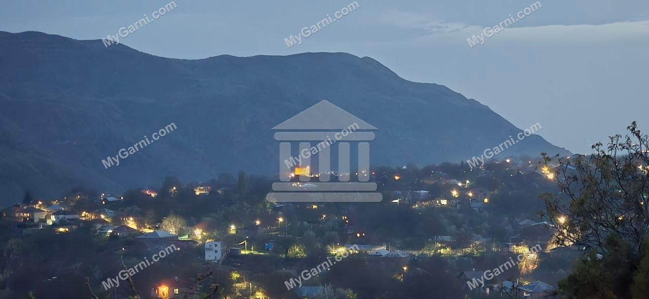 Գառնիի գիշերային տեսարան՝ լուսավորված տաճարով