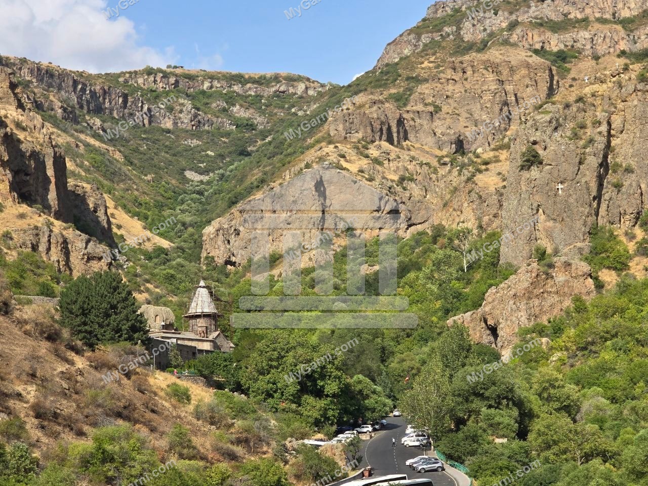 Գեղարդավանք՝ ժայռերի գրկում