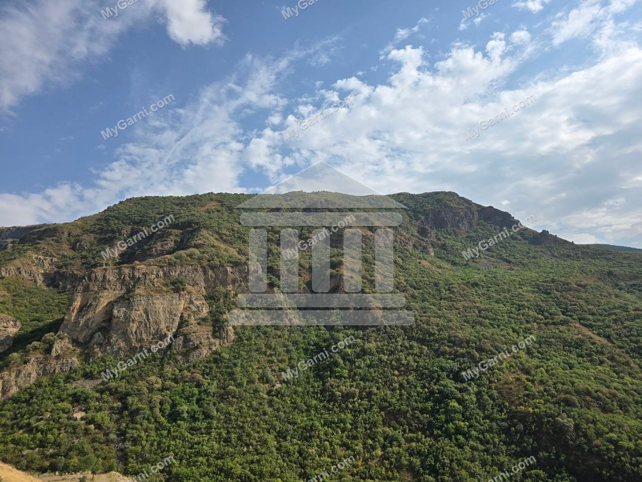 Խոսրովի անտառի կանաչ լանջերը
