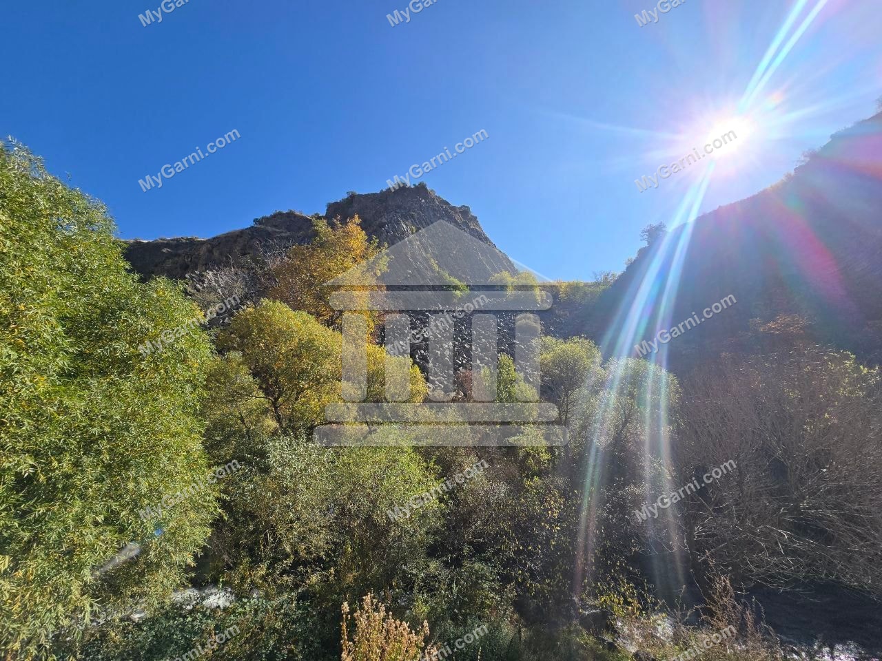 Գառնիի ձորը՝ աշնանային գույներով
