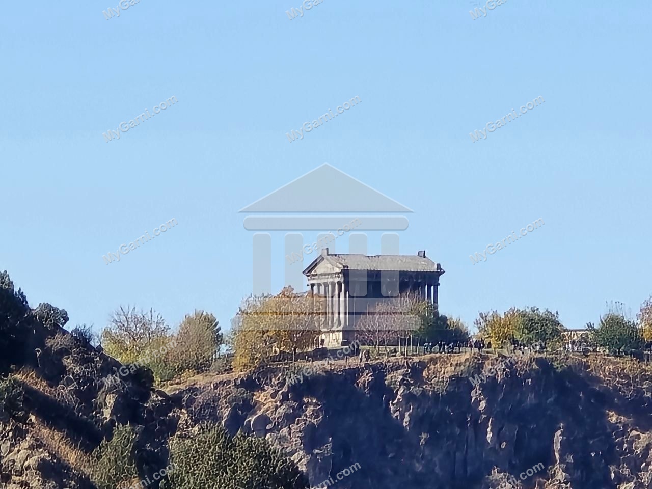Գառնիի տաճարը՝ Խոսրովի անտառի կողմից